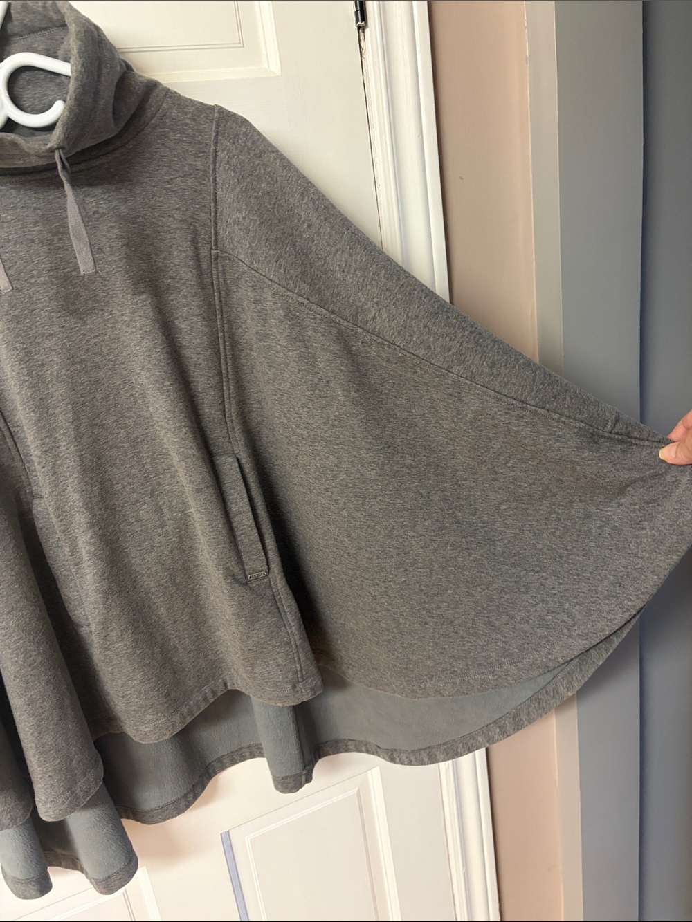 UGG Super Soft & Cozy Gray Turtleneck Poncho Women’s Size XS/S - Picture 4 of 15